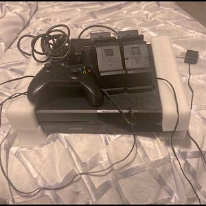 Xbox 1 Tb, 3 Game Bundle, Xbox Controller. 2 Dual Wireless Chargers, hdmi cords